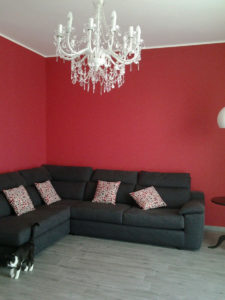 Zona divano con pareti rosse