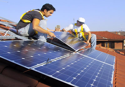 Operai lavorano su pannelli solari